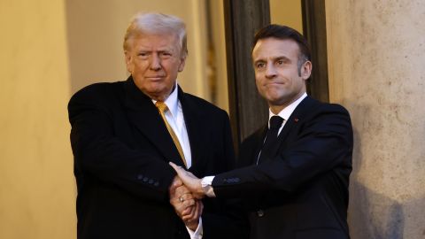 Macron y Trump mantuvieron su apretón de manos mientras posaban para fotos.