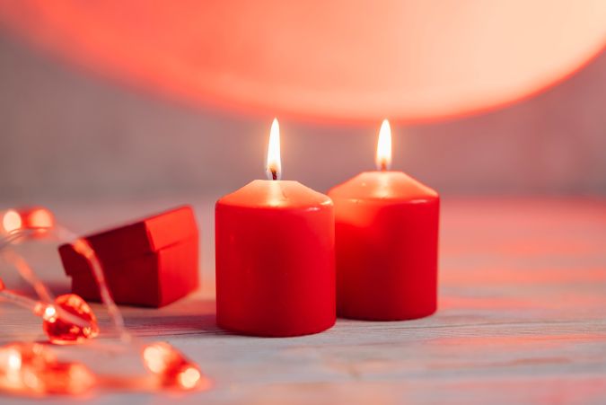 Las velas rojas simbolizan el amor.