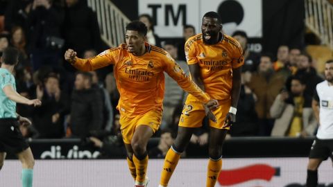 VALENCIA, 03/01/2025.- Los jugadores del Real Madrid Jude Bellingham (i) y Antonio Rüdiger celebran el gol de Modric, durante el partido de la jornada 12 de LaLiga que Valencia CF y el Real Madrid disputan hoy viernes en el estadio de Mestalla, en Valencia. EFE/Biel Alino