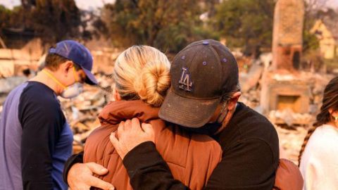 "La aseguradora canceló la póliza de mis padres": el drama de los que perdieron la casa en los incendios de Los Ángeles y se habían quedado sin seguro