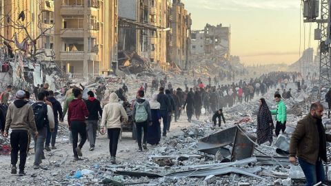 "La guerra mató todo lo bello que llevábamos dentro": la alegría por el alto el fuego en Gaza se desvanece cuando los gazatíes regresan a sus hogares destruidos