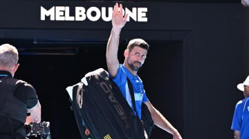 -FOTODELDIA- Melbourne (Australia), 24/01/2025.- El tenista serbio Novak Djokovic abandona el encuentro de semifinales del Abierto de Australia después de que el alemán Alexander Zverev se apuntara el primer set por 7-6(5), tras una hora y 21 minutos. EFE/JAMES ROSS AUSTRALIA AND NEW ZEALAND OUT