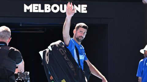 -FOTODELDIA- Melbourne (Australia), 24/01/2025.- El tenista serbio Novak Djokovic abandona el encuentro de semifinales del Abierto de Australia después de que el alemán Alexander Zverev se apuntara el primer set por 7-6(5), tras una hora y 21 minutos. EFE/JAMES ROSS AUSTRALIA AND NEW ZEALAND OUT