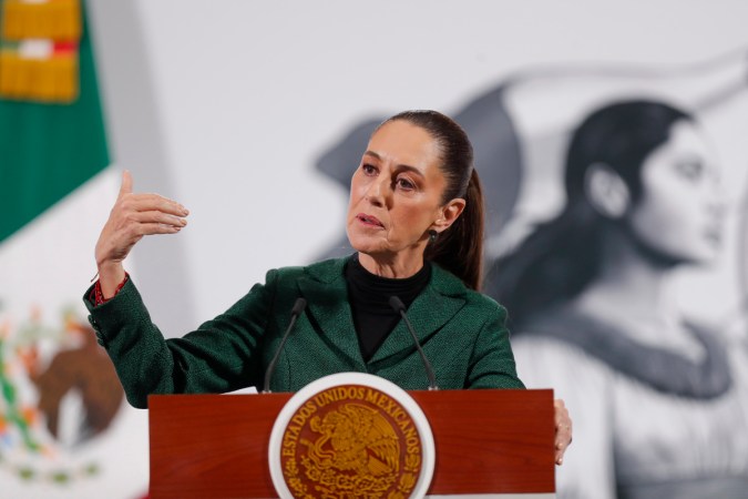 Sheinbaum muestra estudio donde el PIB de los mexicanos en EE.UU. asciende a 2.06 billones de dólares