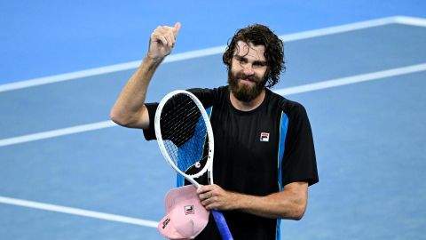 Brisbane (Australia), 03/01/2025.- Reilly Opelka of USA celebrates winning his quarter-finals match against Novak Djokovic of Serbia at the Brisbane International tennis tournament in Brisbane, Australia, 03 January 2025. (Tenis) EFE/EPA/DARREN ENGLAND AUSTRALIA AND NEW ZEALAND OUT