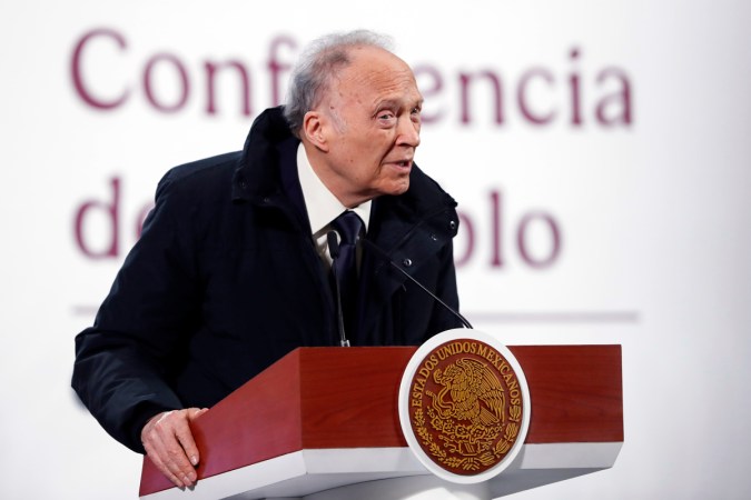 Fiscal mexicano denuncia conspiración en EE.UU. por tráfico de armas de 200,000 al año hacia México