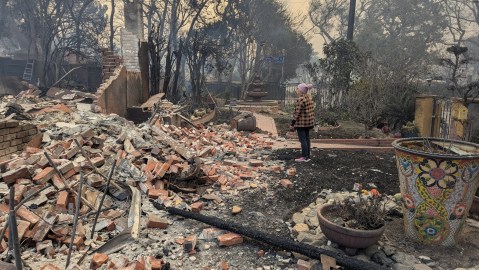 Sonia mira los escombros de lo que fue su hogar en Altadena, California.