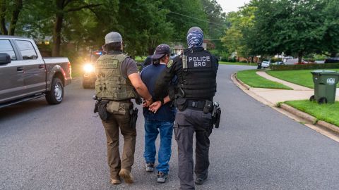 Los agentes de ICE no siempre van bien identificados, pueden ser de HSI, ERO o solamente 'Police'.