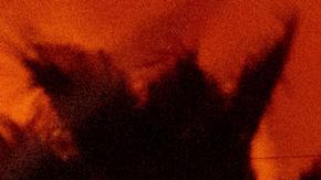 Un helicóptero arroja agua sobre el incendio en la zona de Pacific Palisades