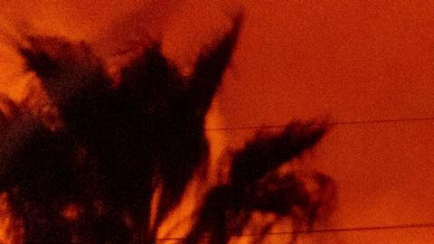 Un helicóptero arroja agua sobre el incendio en la zona de Pacific Palisades