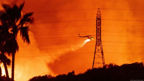 Un helicóptero arroja agua sobre el incendio en la zona de Pacific Palisades