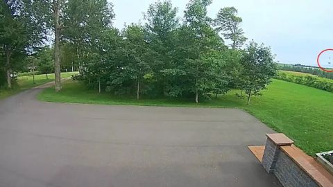La cámara Ring capturó el momento exacto en que el meteorito impactó contra el suelo, registrando también su sonido característico.