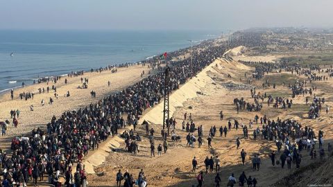 Miles de palestinos comienzan a regresar al norte de Gaza