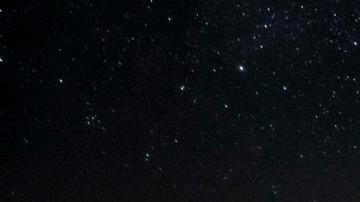 El hallazgo de una ráfaga rápida de radio (FRB) en una galaxia 'muerta' desafía las teorías previas sobre estos enigmáticos fenómenos cósmicos. La señal fue detectada por el experimento canadiense Chime (foto).