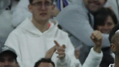 MADRID, 22/01/2025.- El delantero del Real Madrid Kylian Mbappé (c) celebra con sus compañeros tras marcar el tercer gol, durante el partido de la Liga de Campeones que Real Madrid y FC Salzburgo disputan este miércoles en el estadio Santiago Bernabéu. EFE/Juanjo Martín