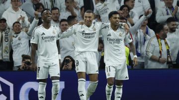 MADRID, 22/01/2025.- El delantero del Real Madrid Kylian Mbappé (c) celebra con sus compañeros tras marcar el tercer gol, durante el partido de la Liga de Campeones que Real Madrid y FC Salzburgo disputan este miércoles en el estadio Santiago Bernabéu. EFE/Juanjo Martín