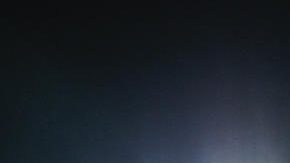 VALENCIA, 03/01/2025.- El delantero brasileño del Real Madrid Vinicius Jr. se coloca la muñequera durante el partido de la jornada 12 de LaLiga que Valencia CF y el Real Madrid disputan hoy viernes en el estadio de Mestalla, en Valencia. EFE/ Biel Alino