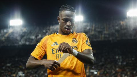 VALENCIA, 03/01/2025.- El delantero brasileño del Real Madrid Vinicius Jr. se coloca la muñequera durante el partido de la jornada 12 de LaLiga que Valencia CF y el Real Madrid disputan hoy viernes en el estadio de Mestalla, en Valencia. EFE/ Biel Alino