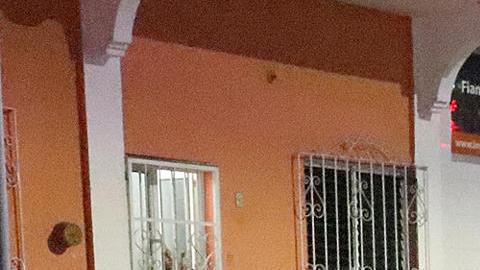 Migrantes caminan en una caravana la madrugada de este domingo, en el municipio de Tapachula (México).