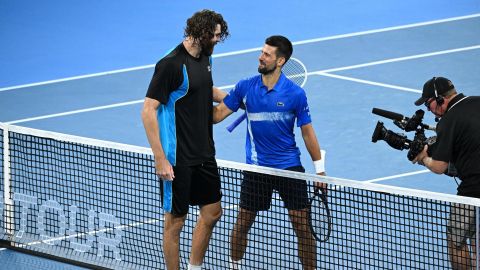 Brisbane (Australia), 03/01/2025.- Reilly Opelka of USA (L) is congratulated at the net by Novak Djokovic of Serbia (R) after winning their quarter-finals match at the Brisbane International tennis tournament in Brisbane, Australia, 03 January 2025. (Tenis) EFE/EPA/DARREN ENGLAND AUSTRALIA AND NEW ZEALAND OUT