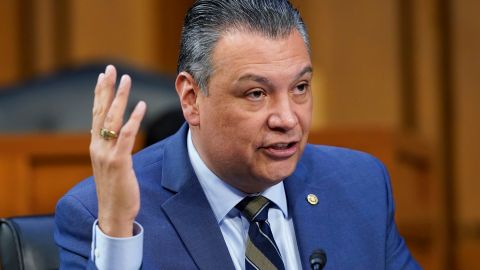 El senador Padilla defiende leyes que ayuden a proteger a migrantes y asegurar la frontera.