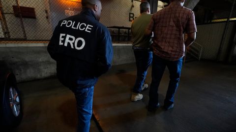 Los agentes de ICE pueden ir identificados como ERO, HSI o solamente 'Police'.