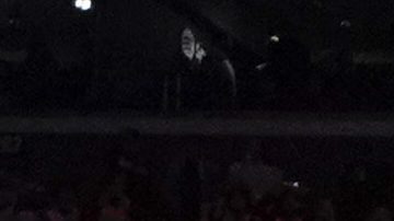 Pau Gasol durante la ceremonia en la que los Lakers retiraron su camiseta número 16.