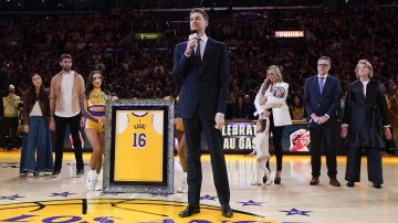 Pau Gasol durante la ceremonia en la que los Lakers retiraron su camiseta número 16.