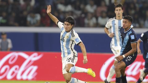 Argentina's Luka Romero, center, tries control the ball next to Guatemala's Andy Dominguez during a FIFA U-20 World Cup Group A soccer match at the Madre De Ciudades stadium in Santiago del Estero, Argentina, Tuesday, May 23, 2023. (AP Photo/Nicolas Aguilera)