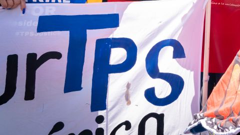 Las extensiones de TPS protegen a inmigrantes hasta 2026.