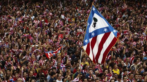 Fans con bandera del Atlético de Madrid.