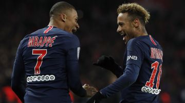 Neymar y Mbappé con la camiseta del PSG.