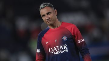 PSG's goalkeeper Keylor Navas warms up prior to the French League One soccer match between Paris Saint Germain and Olympique de Marseille at Parc des Princes stadium in Paris, France, Sunday, Sept. 24, 2023. (AP Photo/Aurelien Morissard)