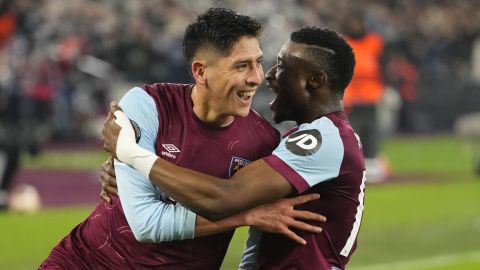 Edson Álvarez y Mohammed Kudus celebran un gol del mexicano.