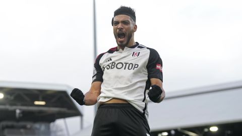 Raúl JIménez celebra un gol con el Fuham.