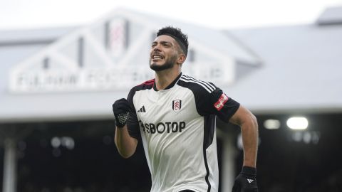 Raúl Jiménez en celebración de gol con el Fulham.