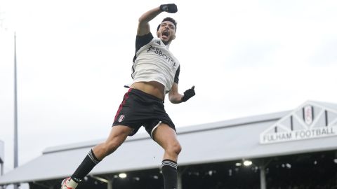 Raúl Jiménez en celebración de gol con el Fulham.