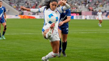 Panama's Katherin Parris, center, controls the ball as Puerto Rico's Jillienne Aguilera looks on during the first half of a CONCACAF Gold Cup women's soccer tournament match, Saturday, Feb. 24, 2024, in San Diego. (AP Photo/Gregory Bull)