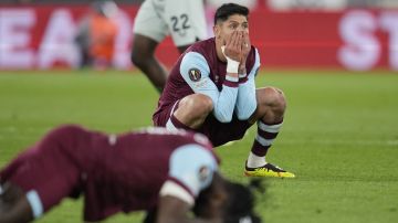 Edson Álvarez en lamento durante un juego del West Ham United.