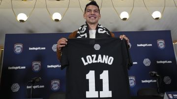 Lozano en su presentación oficial con San Diego FC.