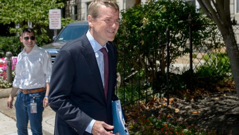 El senador demócrata Michael Bennet sugiere una enmienda a la S.5 para proteger a ciertos inmigrantes.