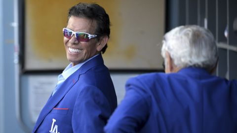 Fernando Valenzuela, aquí acompañado por Sandy Koufax, se mantuvo trabajando como comentarista de los Dodgers hasta la recta final de la temporada 2024 a pesar de encontrarse gravemente enfermo.