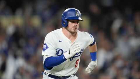 Los Angeles Dodgers second baseman Gavin Lux runs to first during a baseball game against the San Diego Padres in Los Angeles, Wednesday, Sept. 25, 2024. (AP Photo/Ashley Landis)