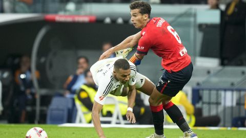 Lucas Torró defendiendo a Kylian Mbappé.