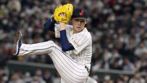 El japonés Roki Sasaki, aquí con la selección de su país, es considerado uno de los mayores talentos jóvenes del béisbol mundial. Anunció que se unirá a los Dodgers de Los Ángeles.