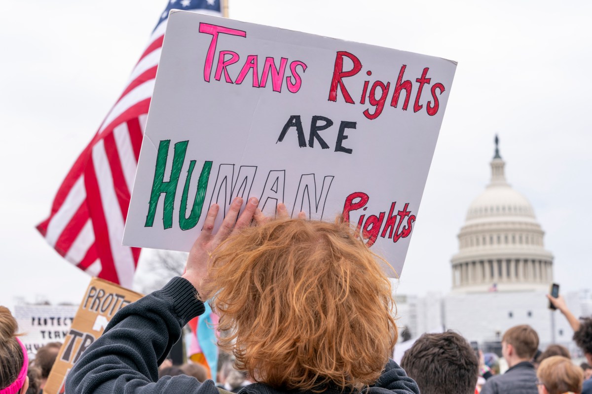 Demandan al gobierno de -trump por prohibir a las personas transgénero ...