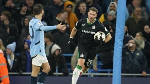 Feyenoord's Santiago Gimenez celebrates after scoring his side's second goal during the Champions League opening phase soccer match between Manchester City and Feyenoord at the Etihad Stadium in Manchester, England, Tuesday, Nov. 26, 2024. (AP Photo/Dave Thompson)