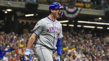 FILE - New York Mets' Pete Alonso reacts after hitting a three-run home run during the ninth inning of Game 3 of a National League wild card baseball game against the Milwaukee Brewers Thursday, Oct. 3, 2024, in Milwaukee. (AP Photo/Morry Gash, File)