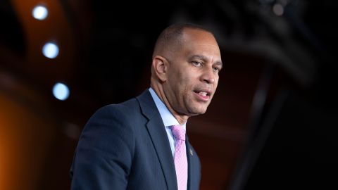 Hakeem Jeffries lidera a la bancada demócrata en la Cámara.