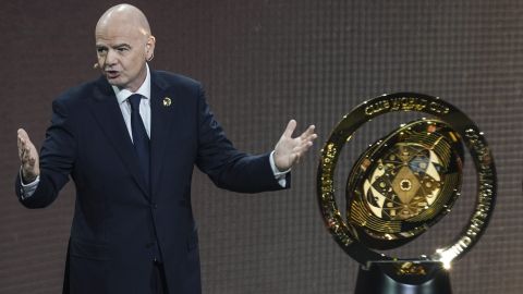 Gianni Infantino, presidente de la FIFA, posa junto al nuevo trofeo del Mundial de Clubes.